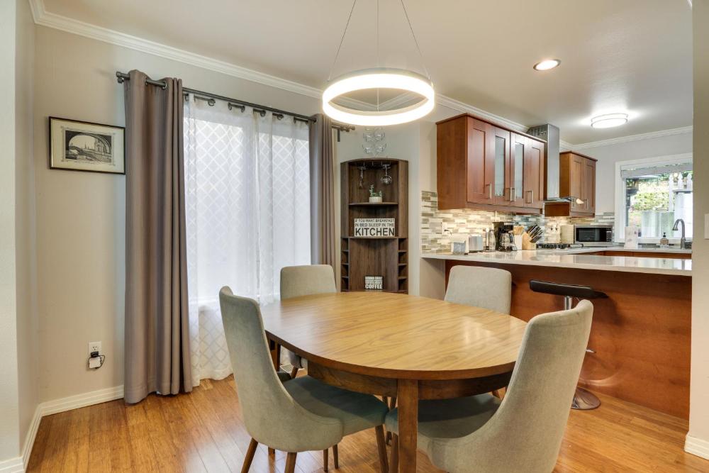 Lake Oswego Home with Deck 9 Mi to Downtown Portland